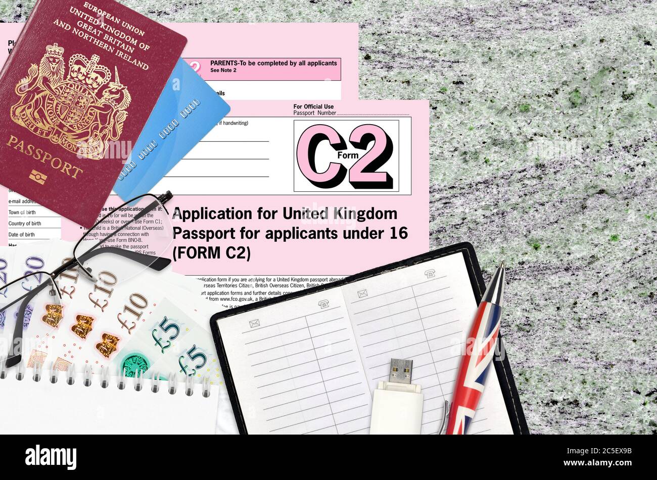 Formulaire Anglais C2 La Demande De Passeport Britannique Pour Les Demandeurs De Moins De 16 Ans Se Trouve Sur La Table Avec Les Articles De Bureau Procedure De Documentation Des Passeports Au