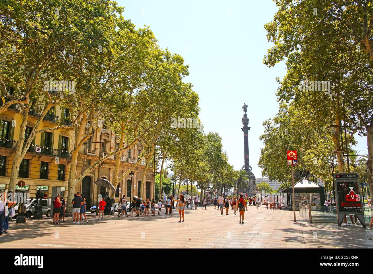 Vue sur la Rambla vers le monument de Christophe Colomb à Port Vell. C'est une rue piétonne bordée d'arbres dans le centre de Barcelone, en Catalogne, en Espagne. Banque D'Images