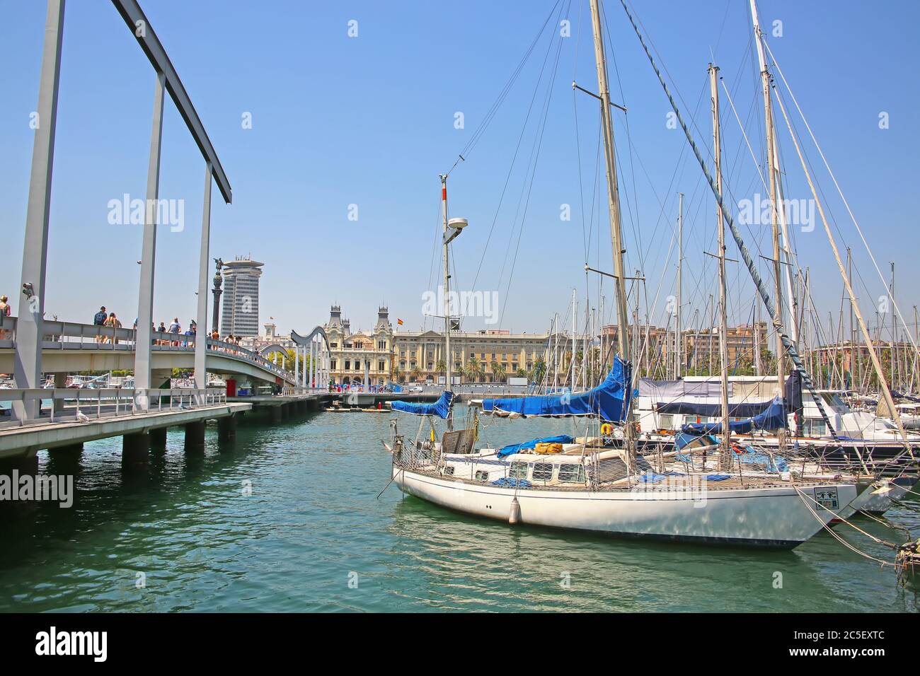 Vue sur la Rambla de Mar, et le port de plaisance de Port Vell qui est un port de front de mer et le port qui donne de nouveau vers la ville, Barcelone, Catalogne, Espagne. Banque D'Images