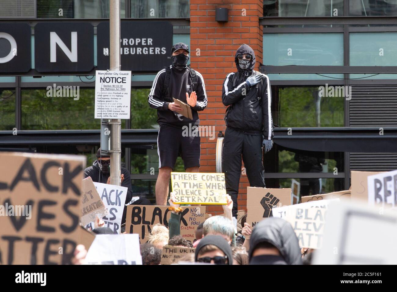 Black Lives Matter (BLM) manifestation à Manchester UK.15,000 a été mis au point dans le centre-ville de Piccadilly Gardens pour montrer la solidarité pour la lutte contre le racisme. Banque D'Images