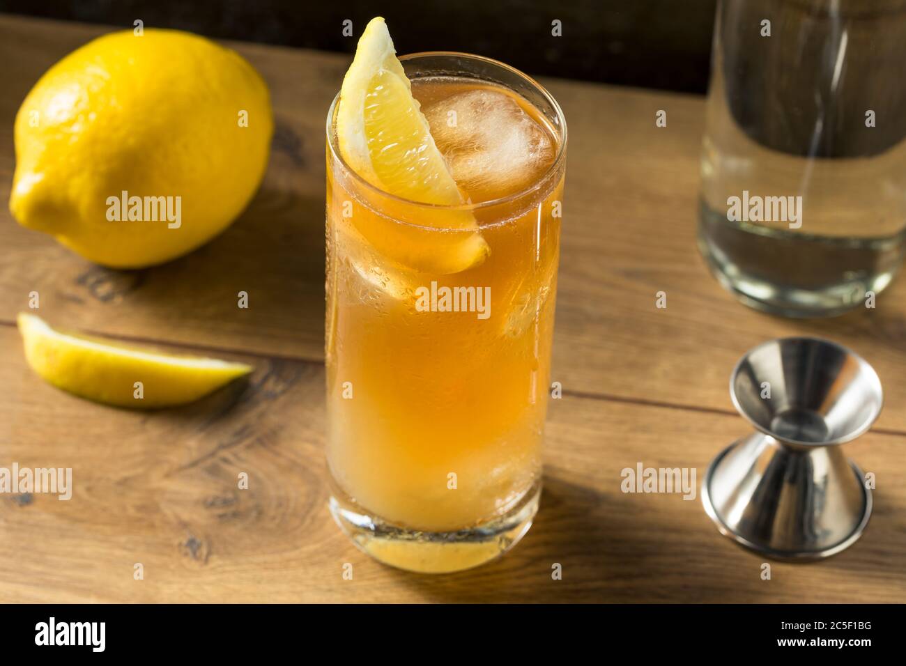 Cocktail de thé glacé Boozy long Island avec citron Banque D'Images