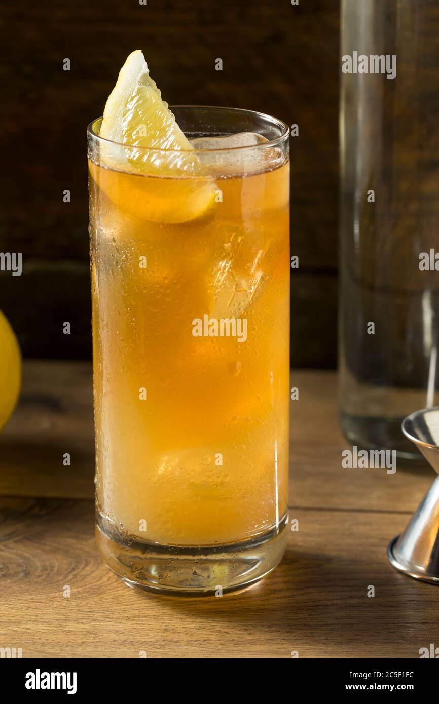 Cocktail de thé glacé Boozy long Island avec citron Banque D'Images