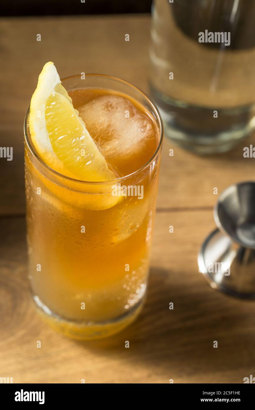 Cocktail de thé glacé Boozy long Island avec citron Banque D'Images