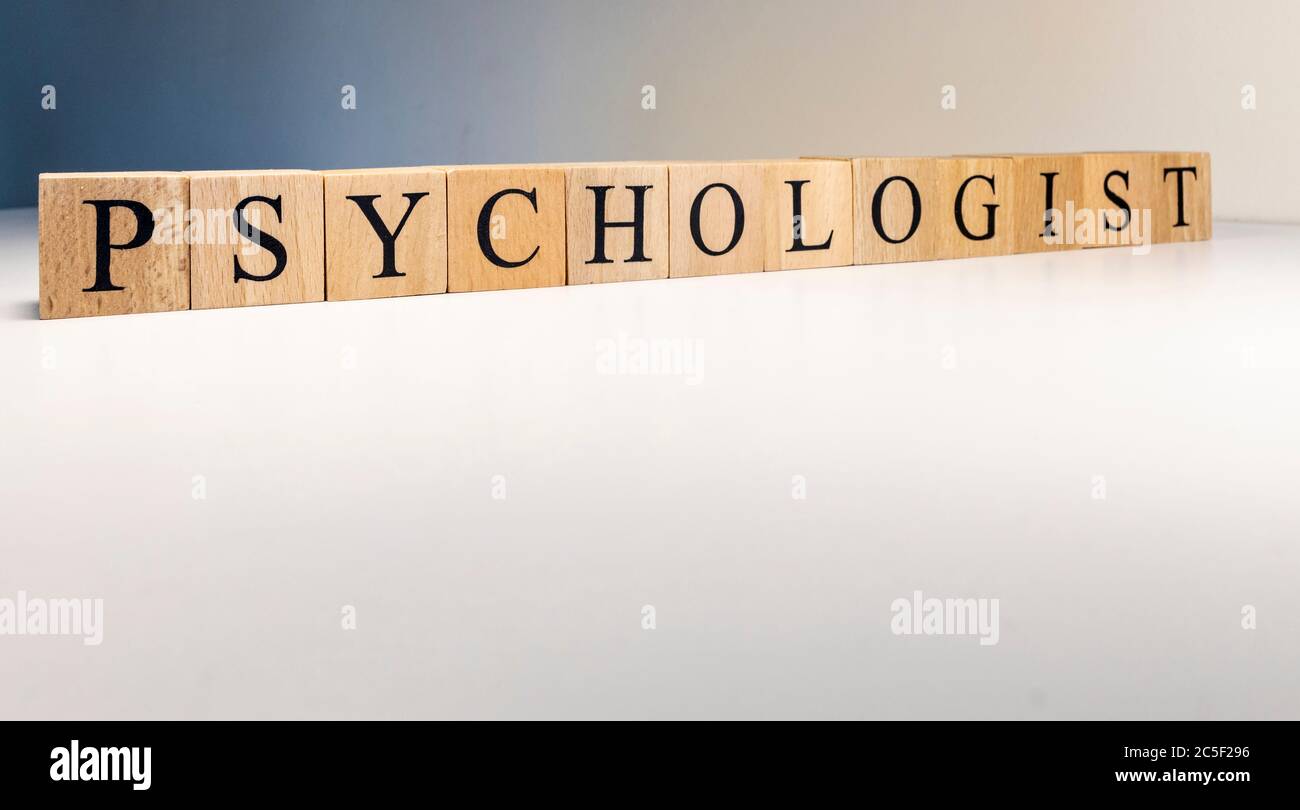 Texte du psychologue en cubes de bois. Le terme psychologie profession. Banque D'Images