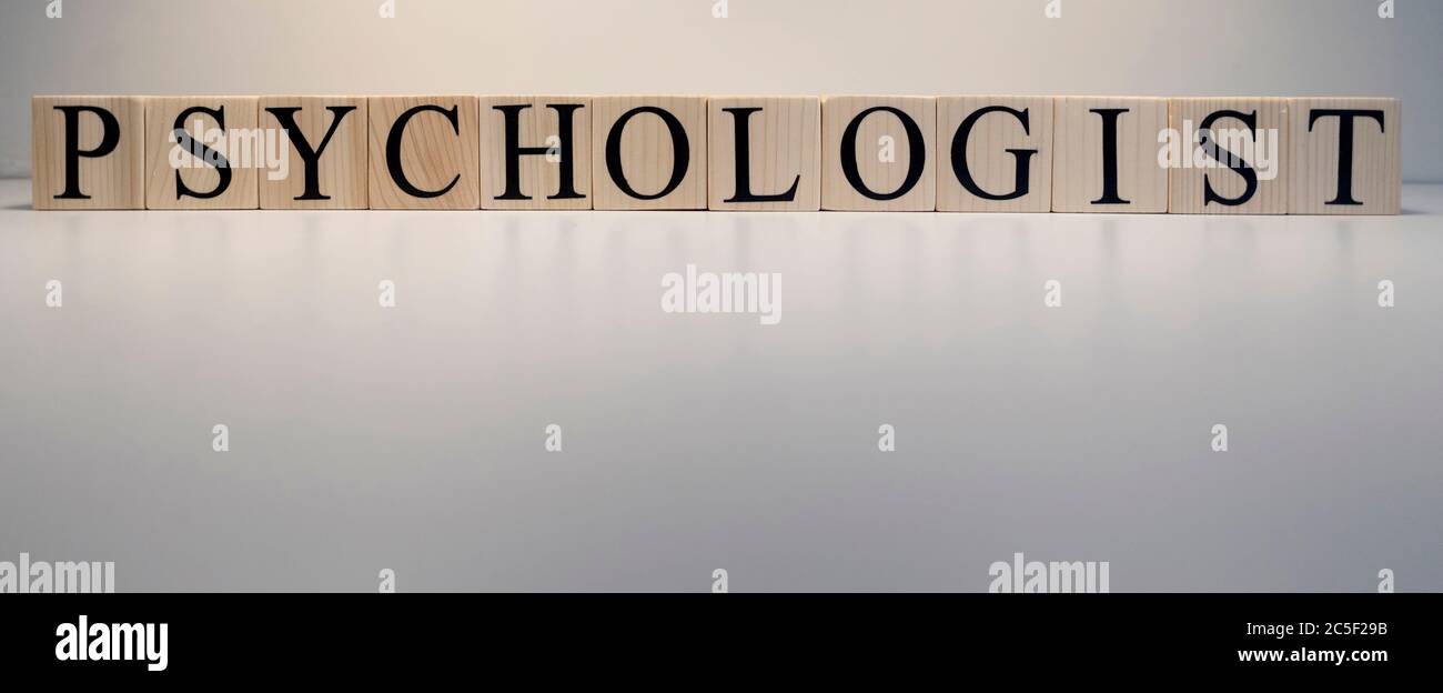 Texte du psychologue en cubes de bois. Le terme psychologie profession. Banque D'Images