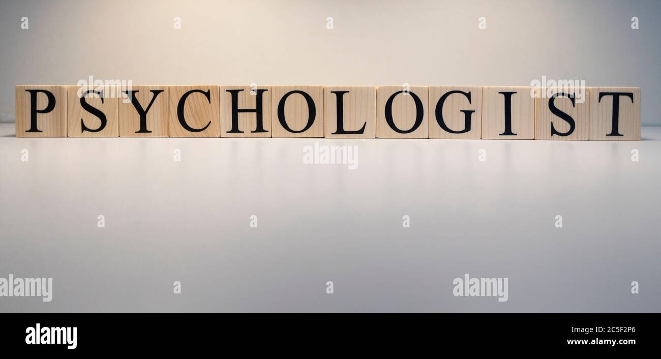 Texte du psychologue en cubes de bois. Le terme psychologie profession. Banque D'Images