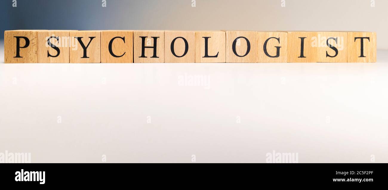 Texte du psychologue en cubes de bois. Le terme psychologie profession. Banque D'Images