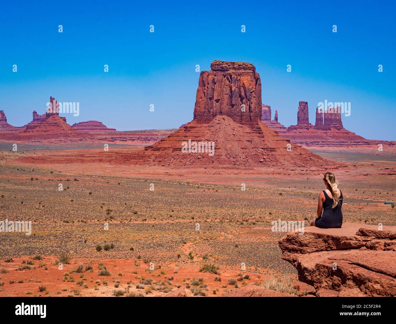 Une jeune fille blonde admire le panorama depuis Artist's point dans la vallée du monument d'Oljato Banque D'Images