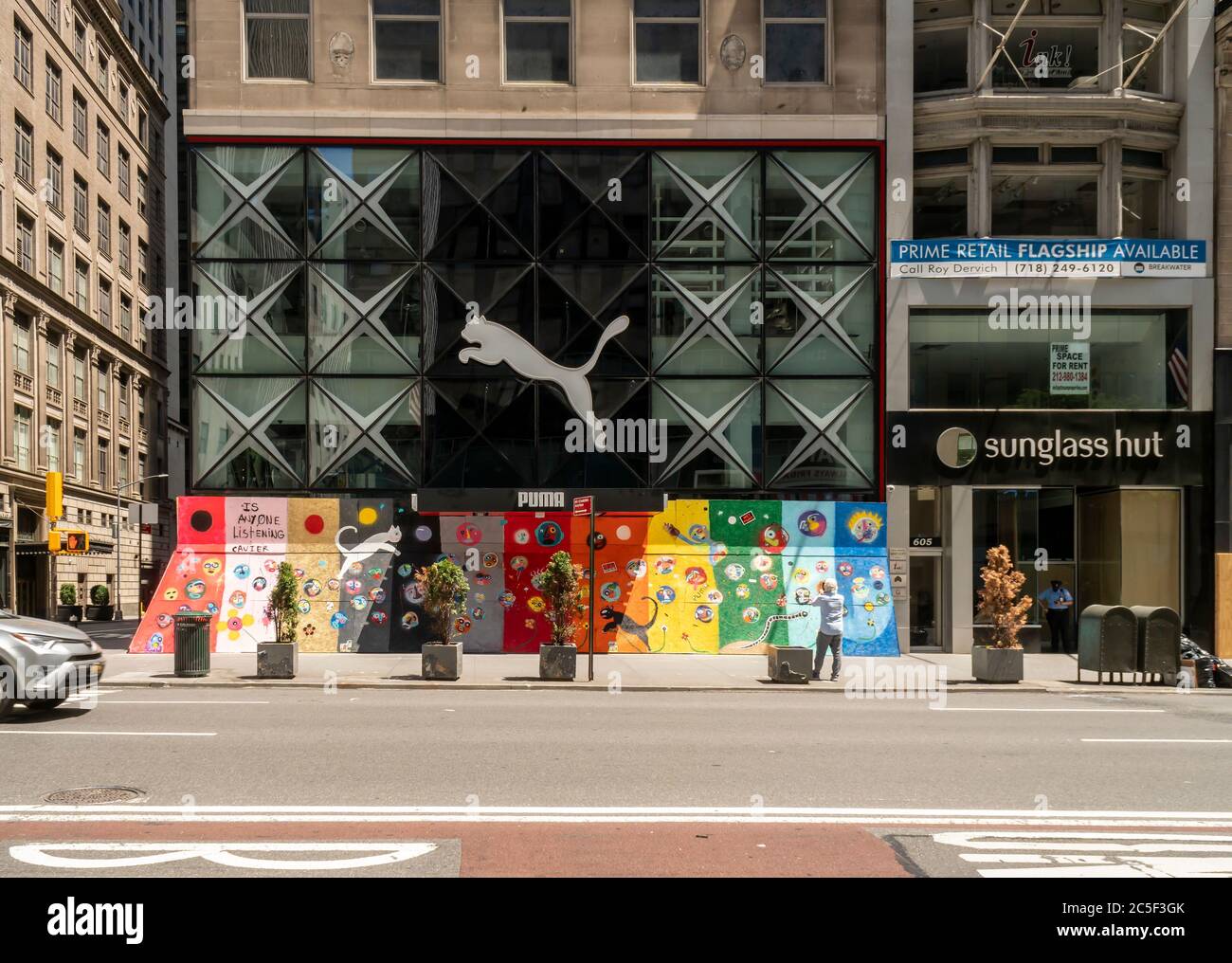 Le magasin Puma de la Cinquième Avenue à New York demeure fermé le dimanche  21 juin 2020. En juin 22, la ville entre dans la phase 2 de son plan de  réouverture,