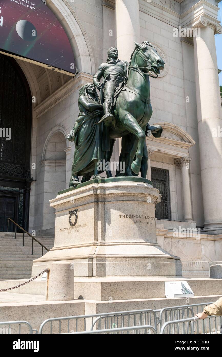 La sculpture équestre du président theodore Roosevelt devant le Musée américain d'Histoire naturelle de Central Park West à New York le lundi 22 juin 2020. La sculpture de James Earle Fraser, installée en 1940, doit être enlevée parce que Roosevelt est flanqué d'un amérindien et d'un afro-américain que beaucoup considèrent comme raciste. (© Richard B. Levine) Banque D'Images