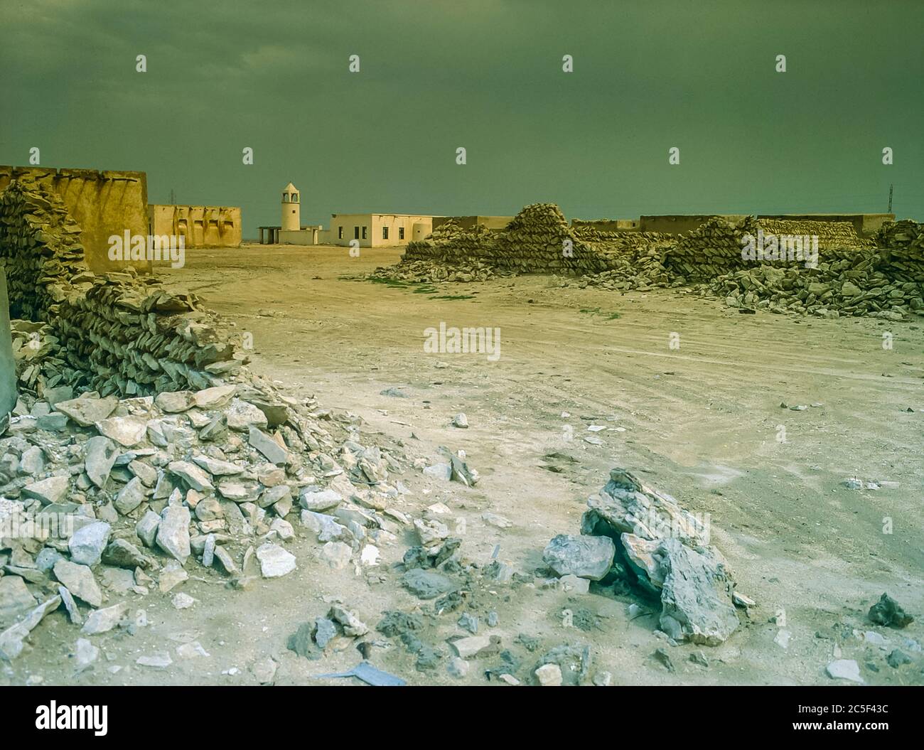 L'État du golfe Arabo-Persique du Qatar vers 1981-82 vu ici au village abandonné d'Al Wakrah près de Doha, après que les résidents ont déménagé vers de nouveaux logements Banque D'Images