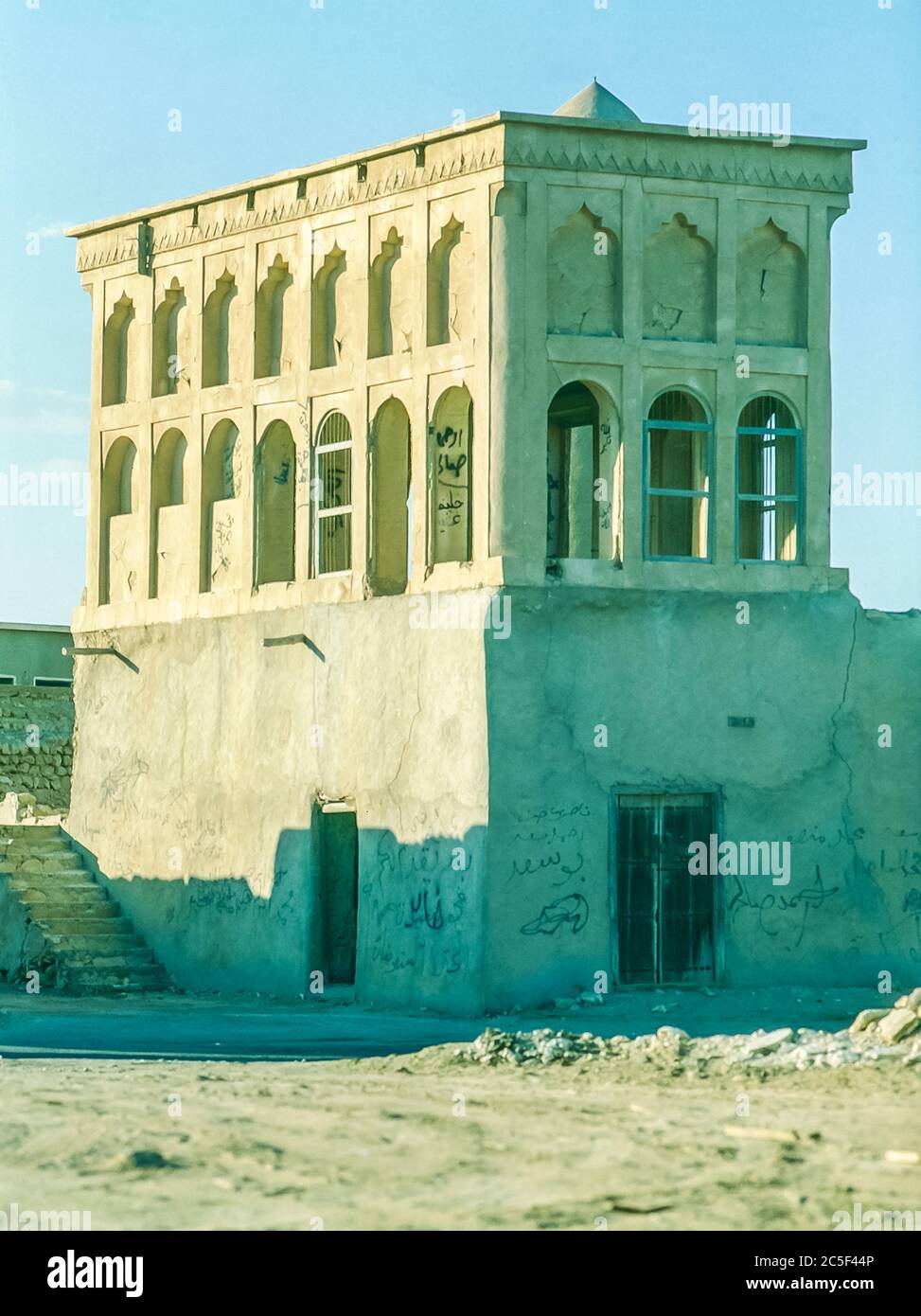 L'État du golfe Arabo-Persique du Qatar vers 1981-82 vu ici au village abandonné d'Al Wakrah près de Doha, après que les résidents ont déménagé vers de nouveaux logements Banque D'Images