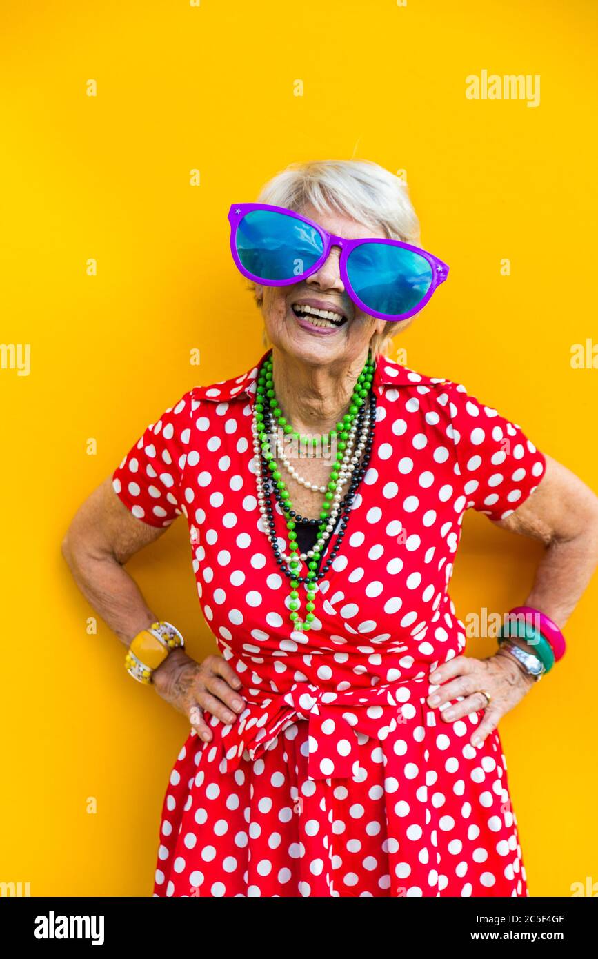 Femme âgée heureuse et ludique s'amusant - Portrait d'une belle dame de plus de 70 ans avec des vêtements élégants, des concepts sur les personnes âgées Banque D'Images