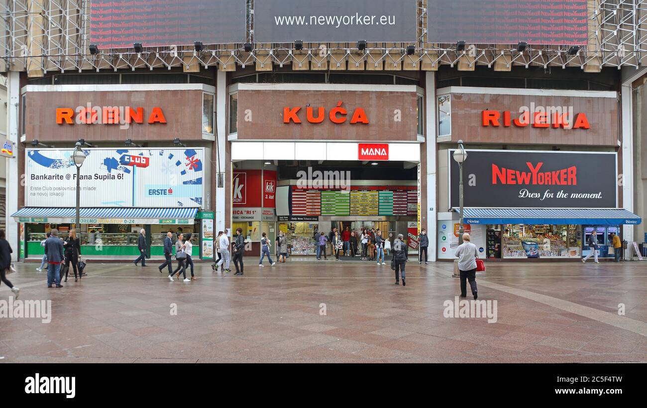 Rijeka, Croatie - 17 octobre 2014 : entrée au centre commercial Big Shopping Mall de la rue Korzo à Rijeka, Croatie. Banque D'Images