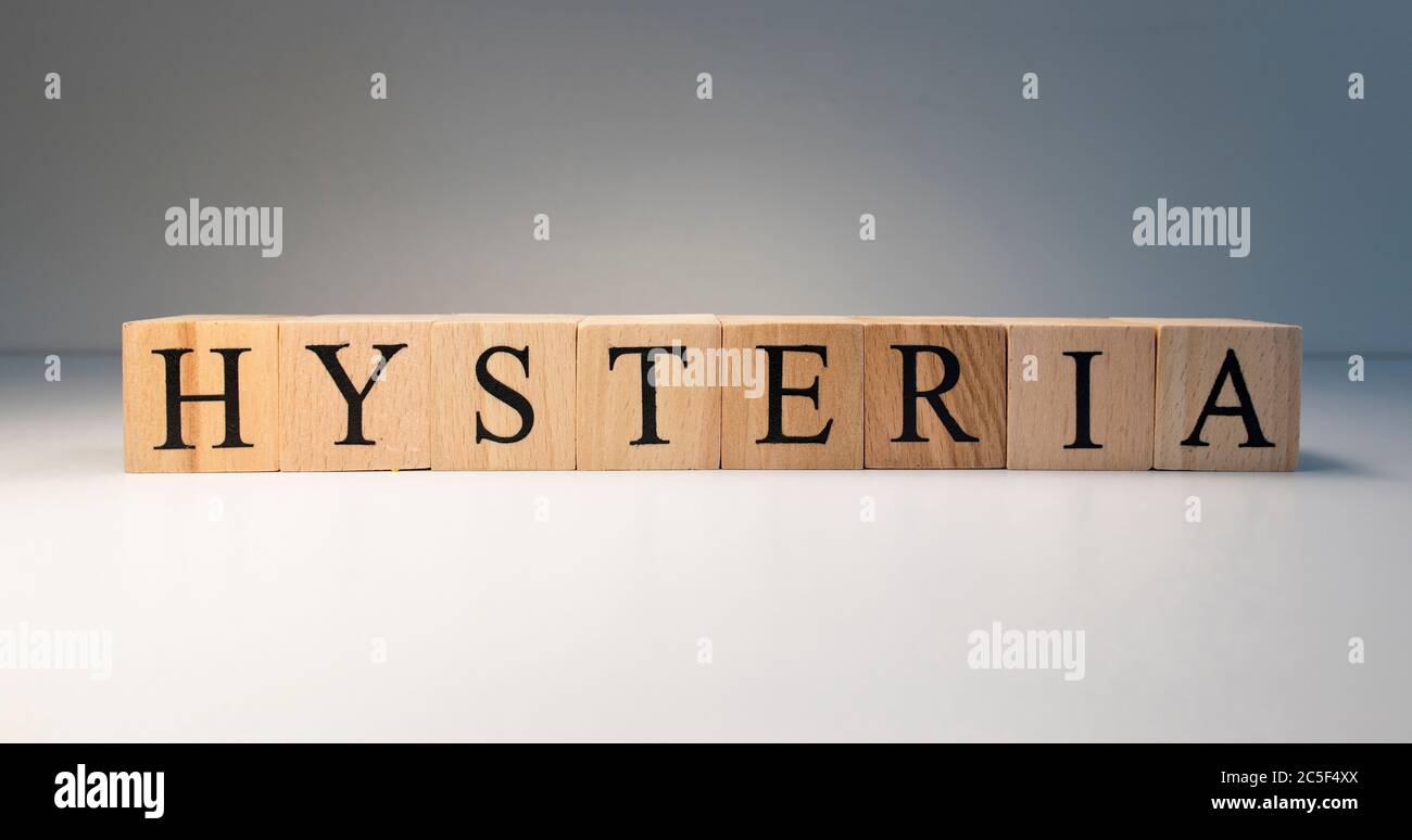 Le mot hystérie fait de cubes en bois. . Le terme d'intérêt pour la psychologie. Banque D'Images