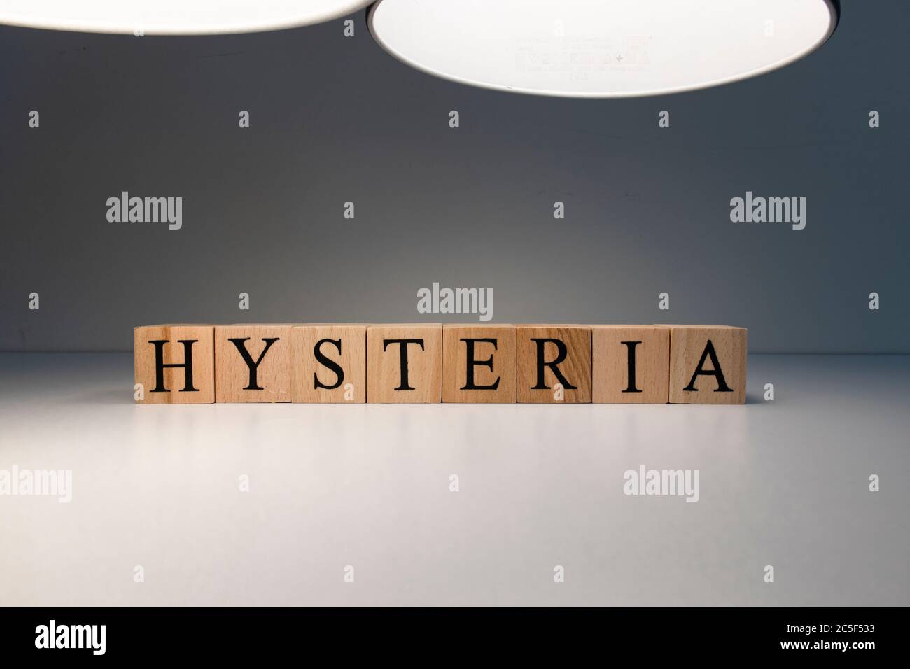 Le mot hystérie fait de cubes en bois. . Le terme d'intérêt pour la psychologie. Banque D'Images