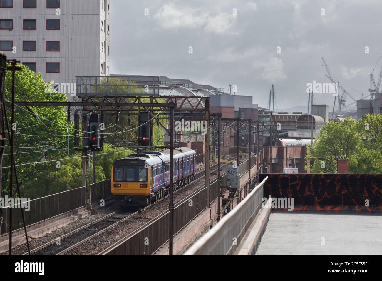 Train caper de classe 142 du réseau ferroviaire du Nord traversant la ligne de chemin de fer encombrée du corridor de castlefield dans le centre de Manchester Banque D'Images