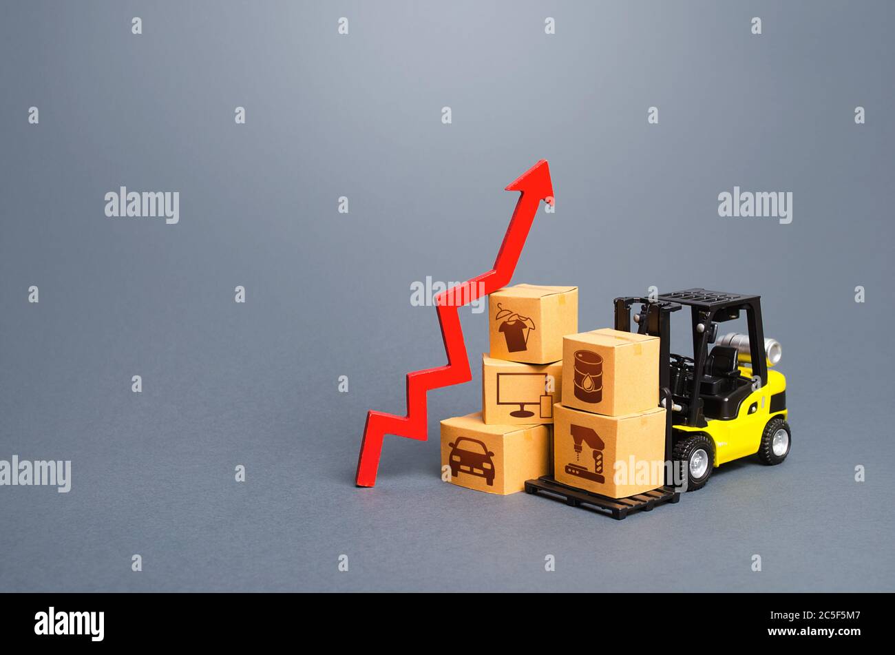 Chariot élévateur avec boîtes et flèche rouge vers le haut. Croissance de la production de performance des biens. Exportation d'importations, reprise économique. Demande élevée, prix. Surpro Banque D'Images