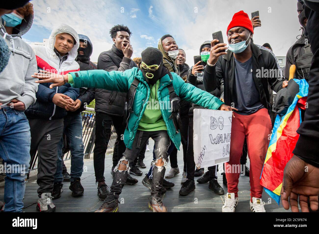 Black Lives Matter (BLM) manifestation à Manchester UK.15,000 a été mis au point dans le centre-ville de Piccadilly Gardens pour montrer la solidarité pour la lutte contre le racisme. Banque D'Images