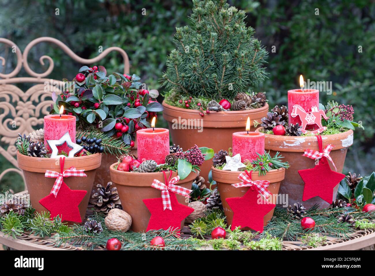décoration de noël avec bougies rouges de l'avent dans des pots en terre  cuite Photo Stock - Alamy