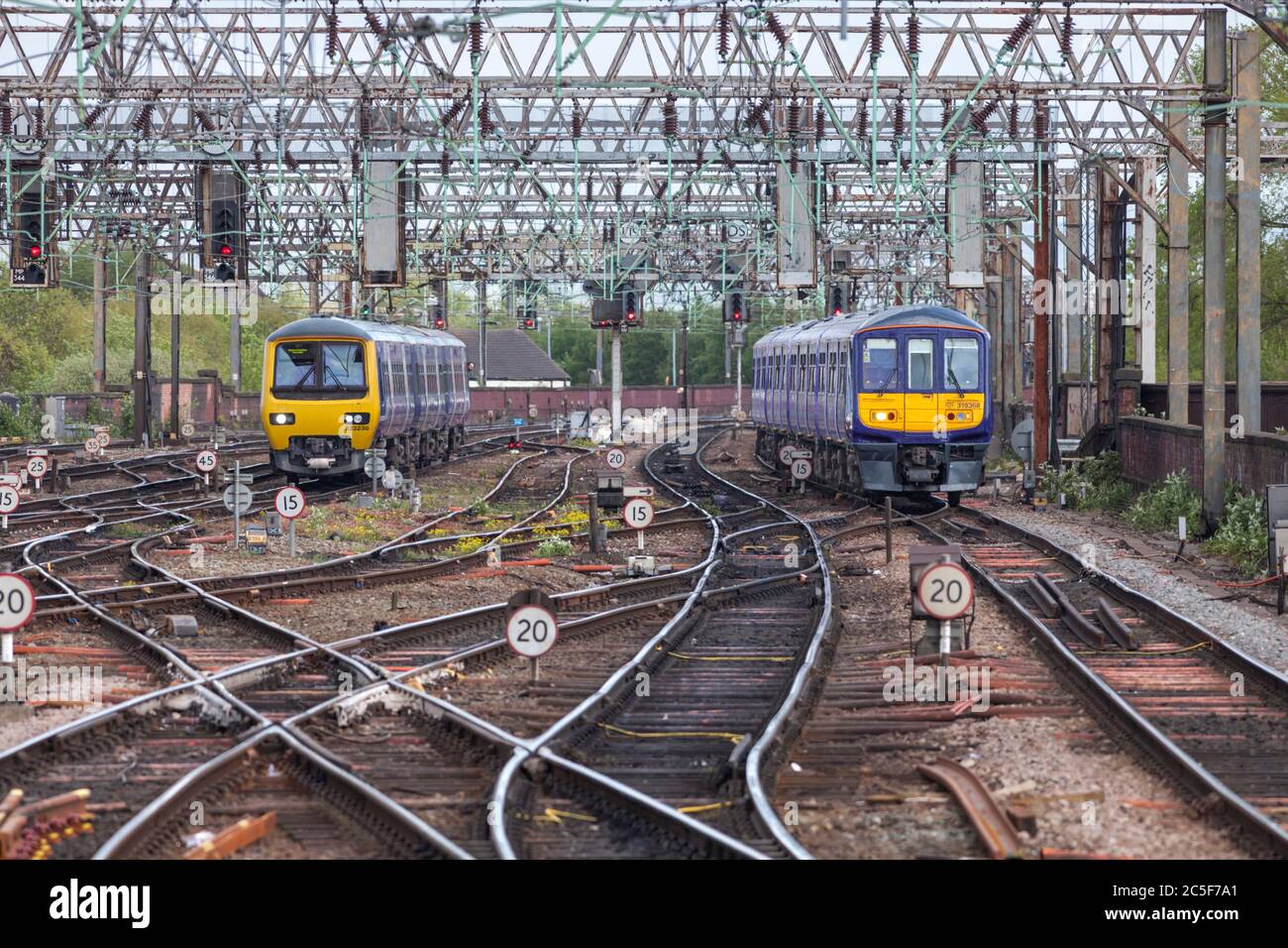 Trains du Nord passant à la station Manchester Piccadilly, classe 319 319368 et classe 323 323230 Banque D'Images