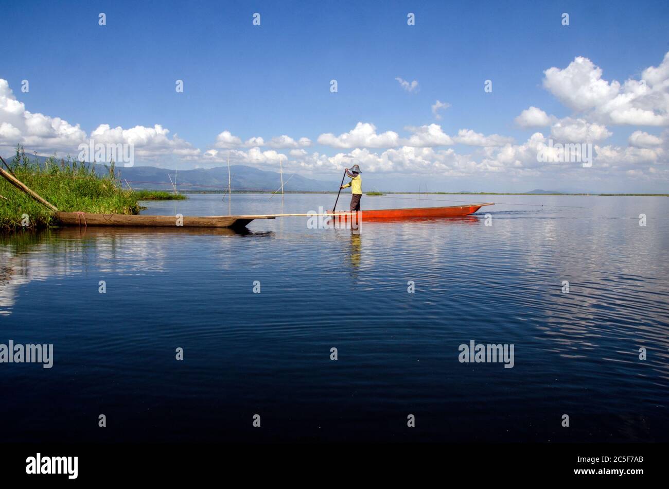 Vue sur le lac Loktak en journée. Les pêcheurs locaux sont engagés dans la pêche par bateau. Les pêcheurs sont une grande partie de la population locale du lac Loktak. Banque D'Images