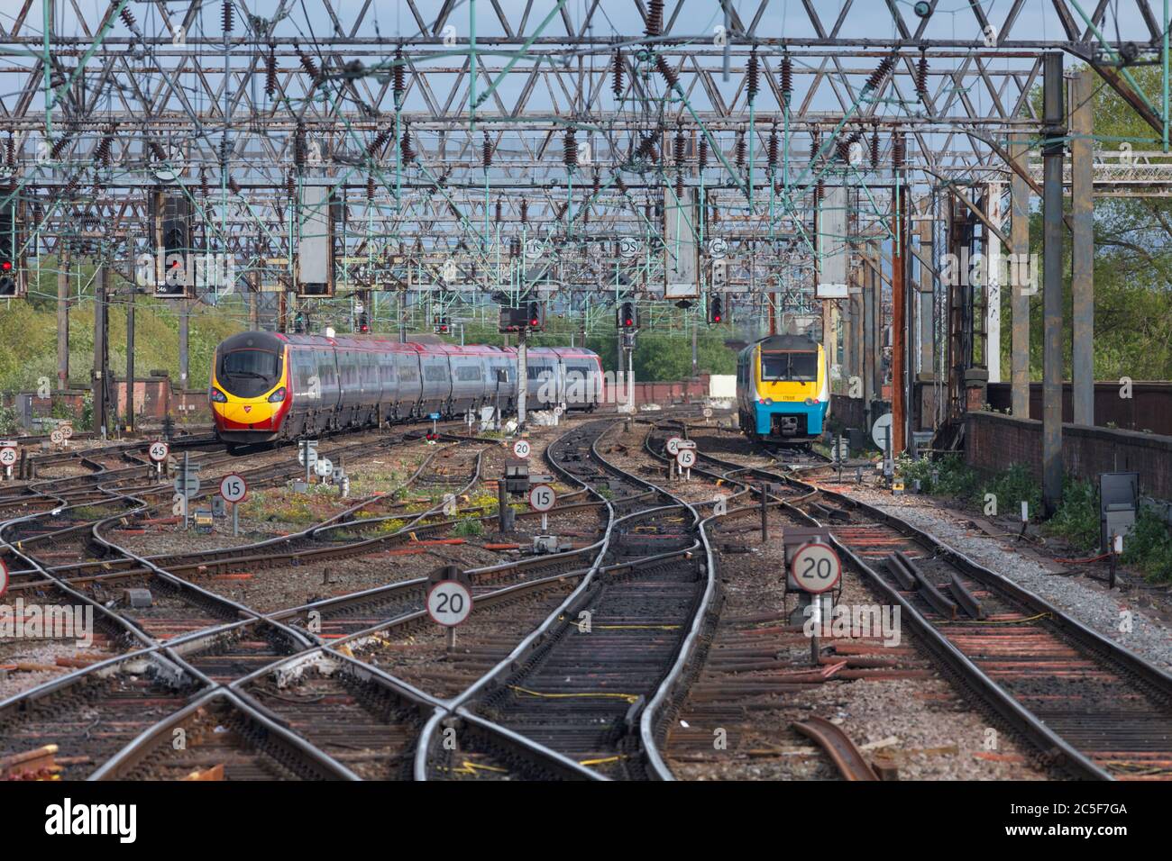 Virgin trains classe 390 Pendolino train 390148 au départ de Manchester Piccadilly avec une Arriva classe 175 175103 en attente de Mayfield Loop Banque D'Images