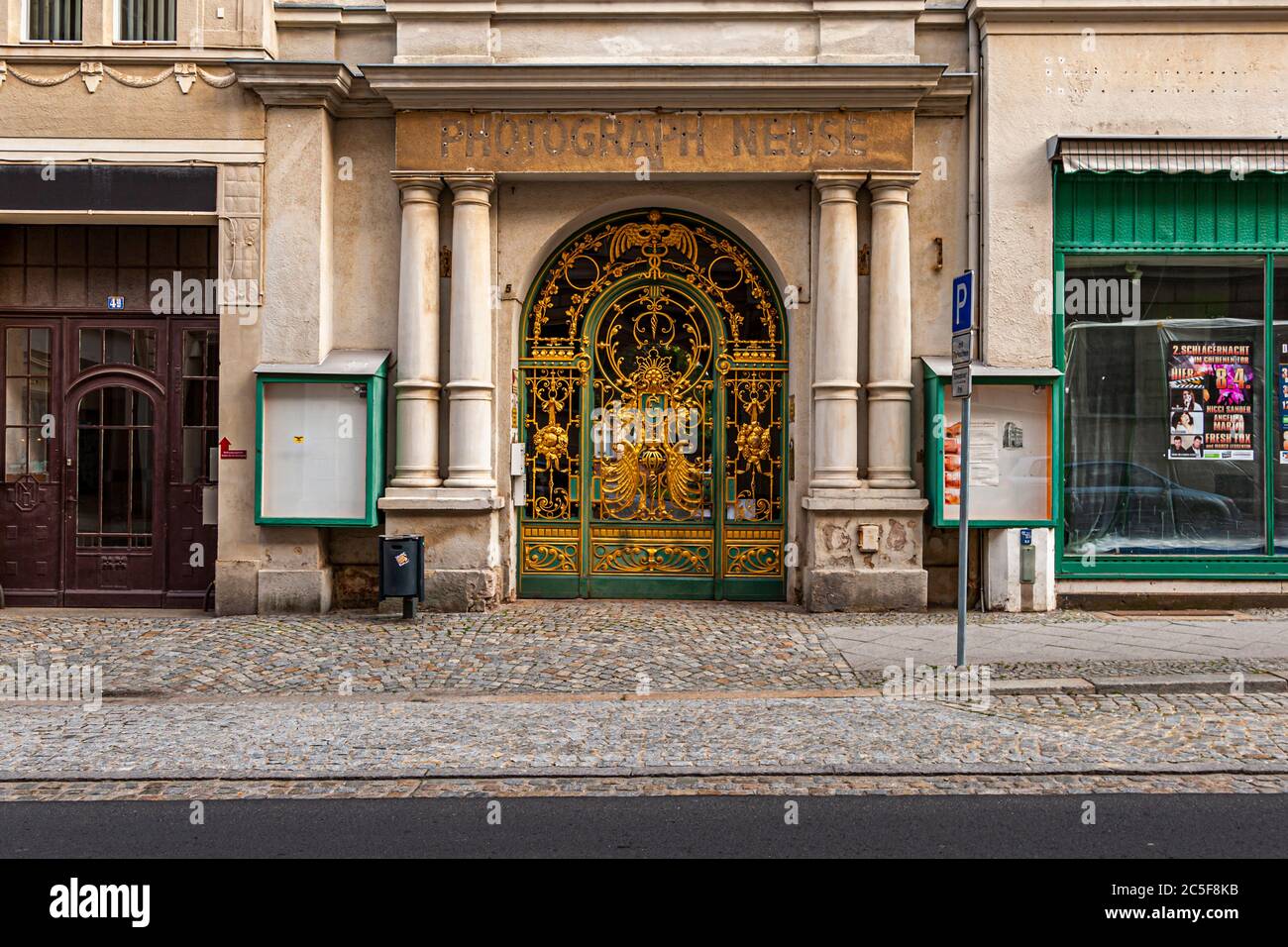 Splendide portail d'entrée forgé doré au studio du photographe Neuse à Görlitz, Allemagne Banque D'Images