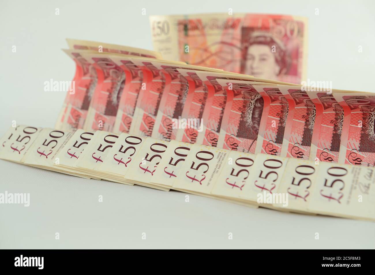 Billet de cinquante livres sterling sur fond blanc Banque D'Images