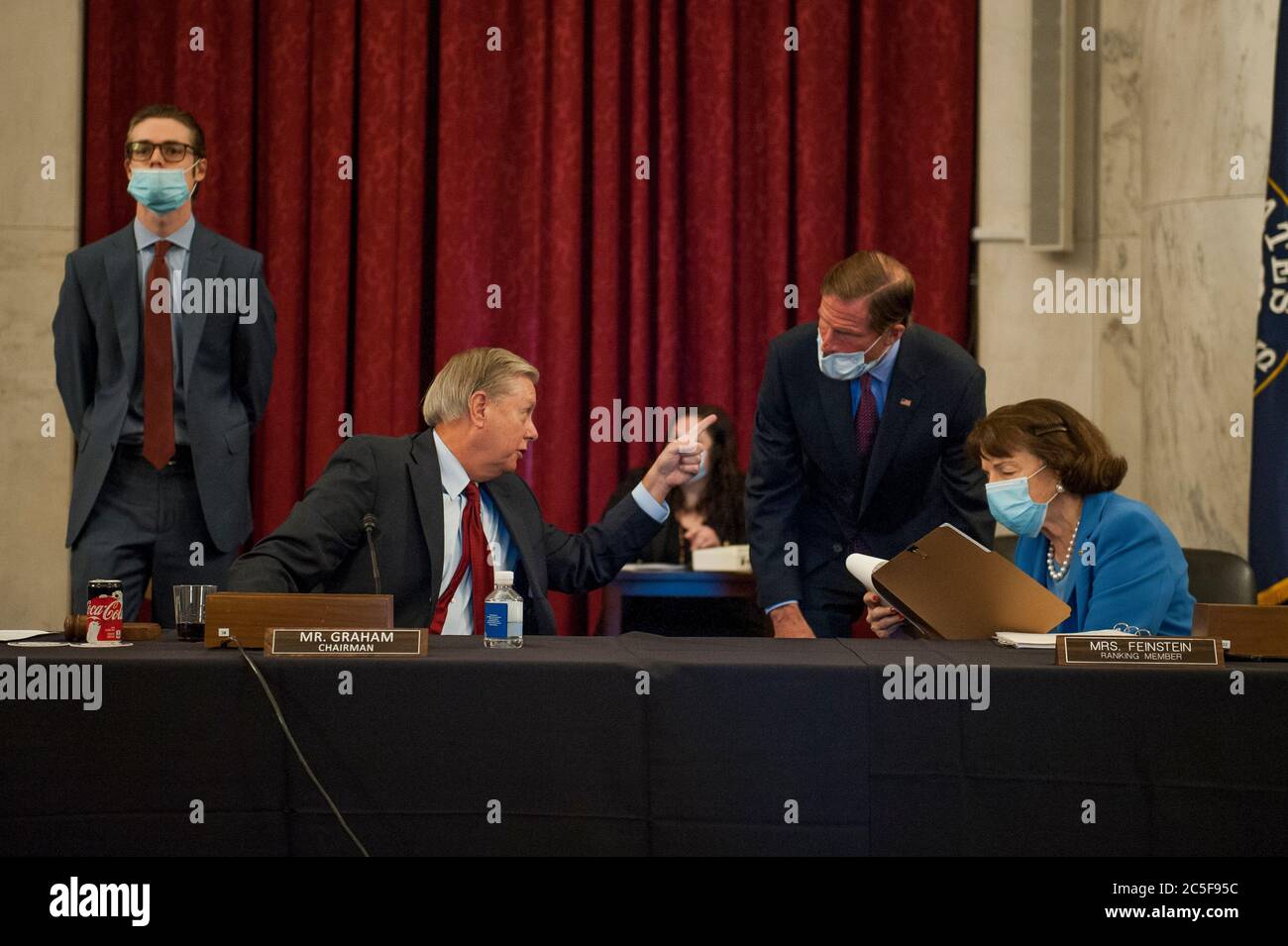 Le sénateur des États-Unis Lindsey Graham (républicain de la Caroline du Sud), président, Commission judiciaire du Sénat américain, à gauche, le sénateur américain Richard Blumenthal (démocrate du Connecticut), au centre, Et la sénatrice américaine Dianne Feinstein (démocrate de Californie), membre du classement de la Commission judiciaire du Sénat américain, à droite, discutant avant la mise en avant par la commission de la « loi de 2020 sur l'élimination de la négligence abusive et endémique des technologies interactives (EGAIN IT) ». Et nominations judiciaires dans l'édifice Russell du Sénat à Capitol Hill, à Washington, DC., le jeudi 2 juillet 2020. Crédit : Rod Lamkey/CNP | utilisation dans le monde entier Banque D'Images