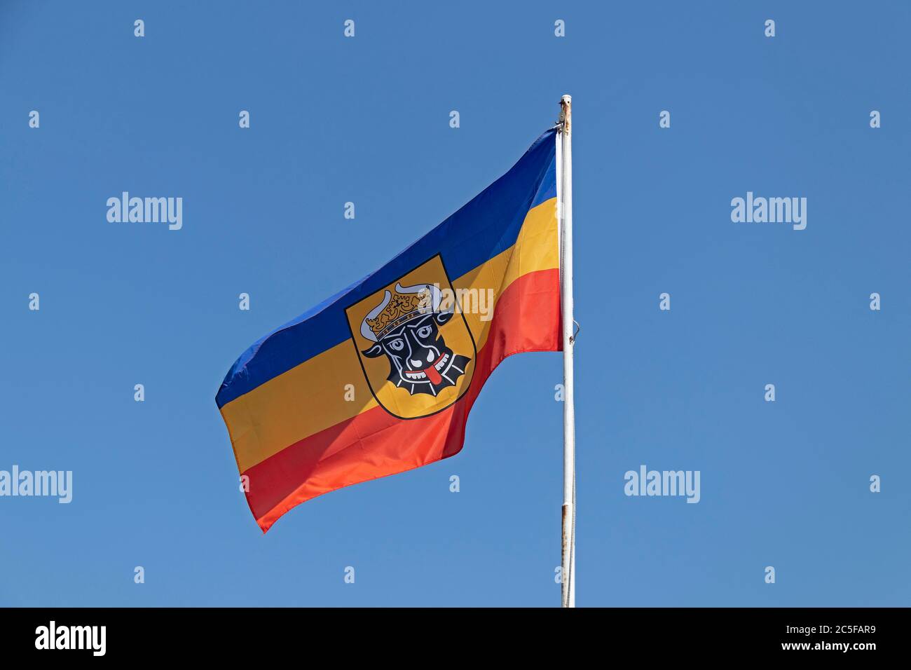 Ciel bleu avec drapeau de Mecklembourg-Poméranie-Occidentale, Allemagne Banque D'Images