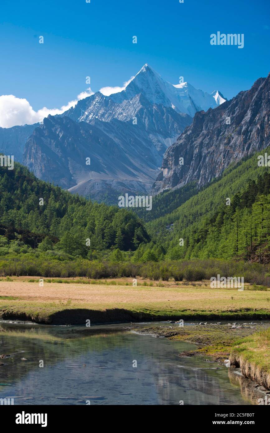 Mont sacré Jampelyang, 5958 m, Luorong Grassland, Pasture de Luorong, Parc national du Yading, Comté de Daocheng, Sichuan, Tibet oriental, Tibet, Chine Banque D'Images