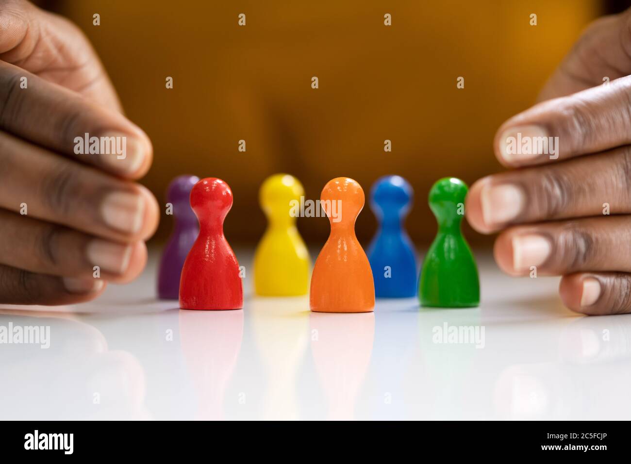 Concept de diversité et d'inclusion. Protège-mains des pions de couleur du personnel dans le cercle Banque D'Images