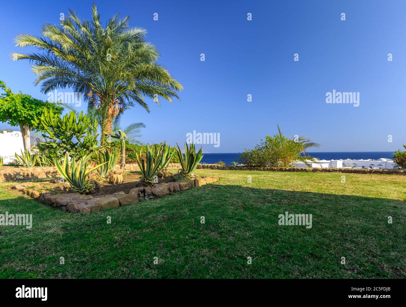 Complexe de vacances tropical situé dans des pelouses soignées, Egypte Banque D'Images