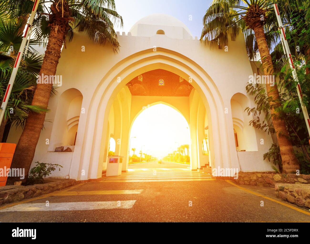 Façade de l'arche à l'entrée magnifique hôtel en Egypte. Banque D'Images