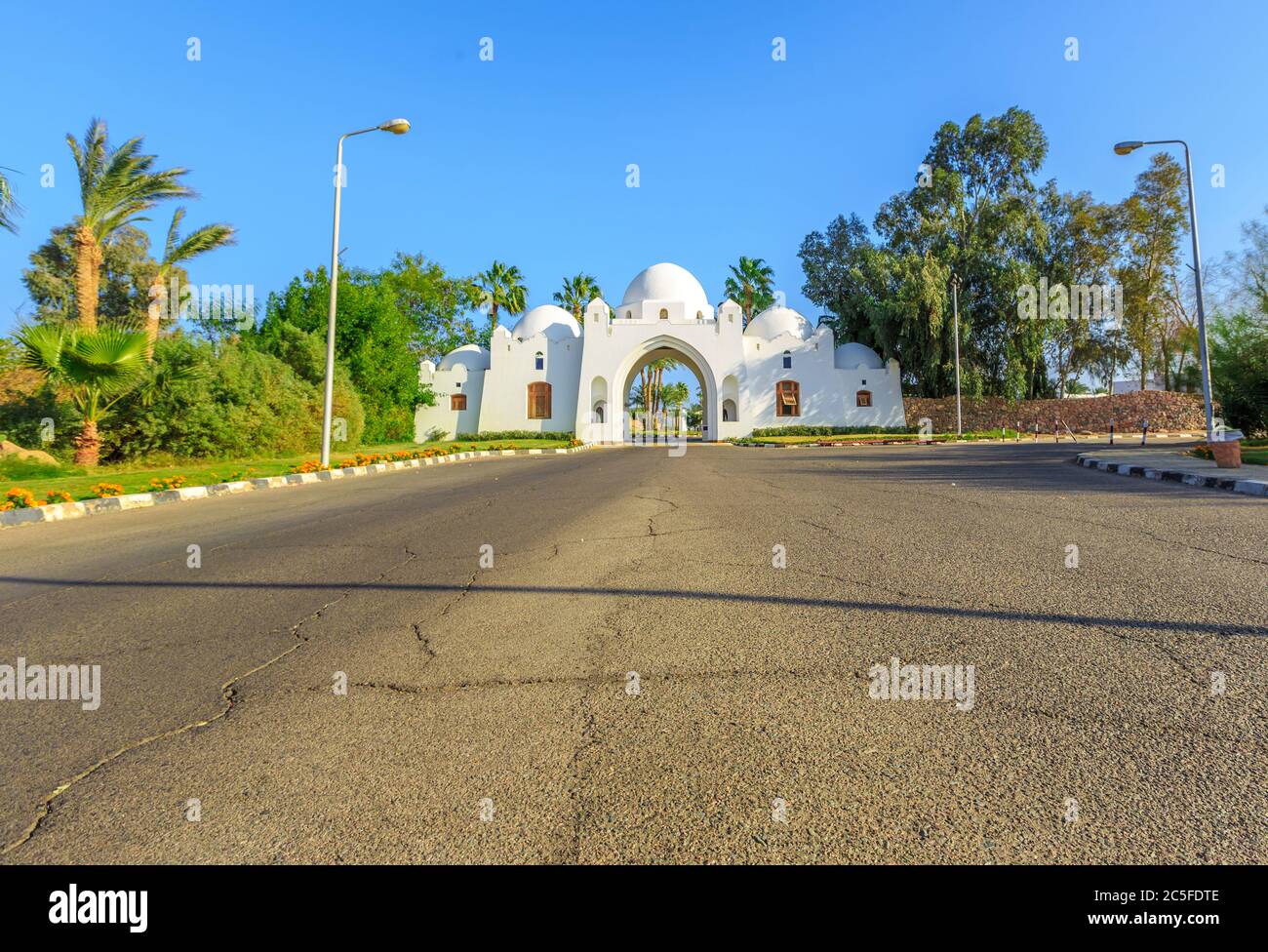 Façade de l'arche à l'entrée magnifique hôtel en Egypte. Banque D'Images