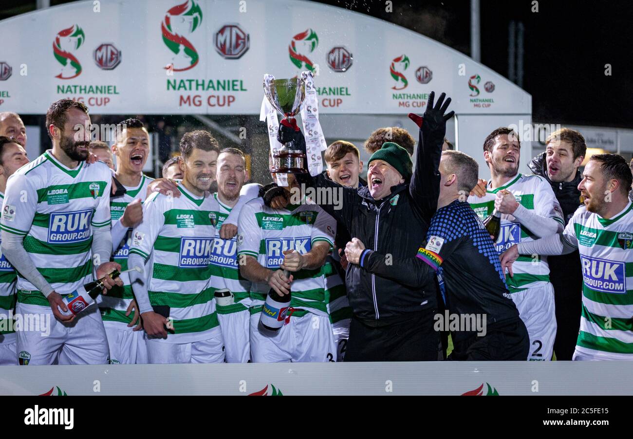 ABERYSTWYTH, ROYAUME-UNI. 20 janvier 2018. TNS fête avec du champagne après leur victoire de 1-0 sur Cardiff, lors de la finale de la coupe de 2018 MG au terrain de football de Park Avenue à Aberysytwyth, au pays de Galles. Photo © Matthew Lofthouse - photographe indépendant. Banque D'Images