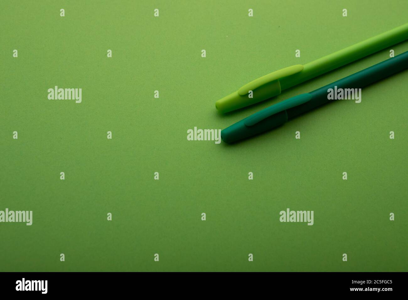 Fournitures de bureau. Contexte des sujets liés à l'école, aux graphiques et au dessin Banque D'Images