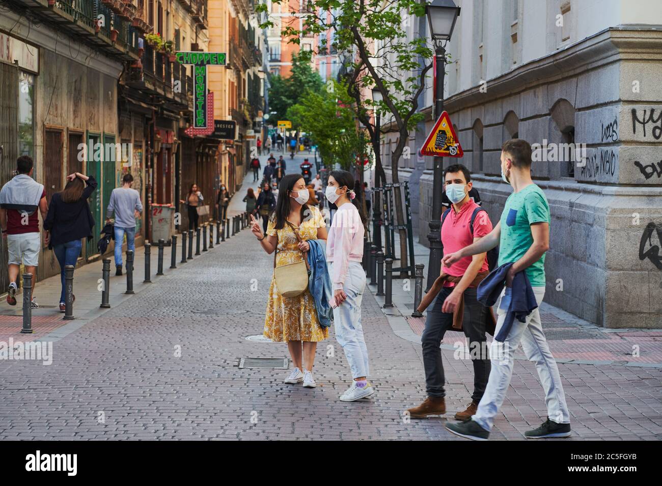 De jeunes hommes et femmes retournent dans les rues de Madrid, en Espagne pour une nouvelle normalité après le confinement européen de la COVID-19 en 2020 Banque D'Images De jeunes hommes et femmes retournent dans les rues de Madrid, en Espagne pour une nouvelle normalité après le confinement européen de la COVID-19 en 2020 Banque D'Images