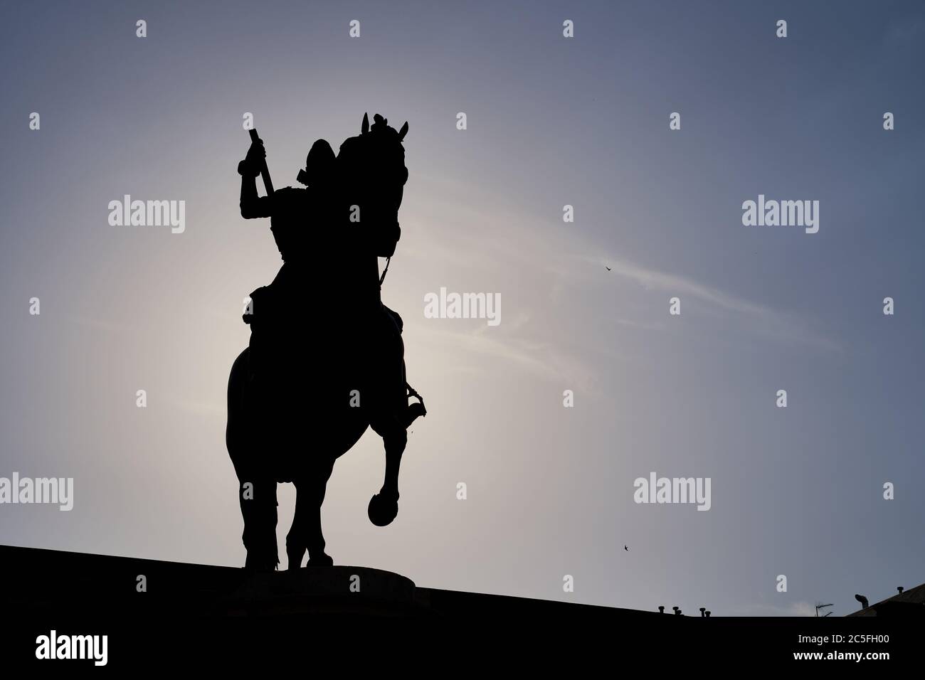 Silhouette noire du roi Philippe III à cheval contre un ciel pâle sur la Plaza Mayor, Madrid, Espagne Banque D'Images