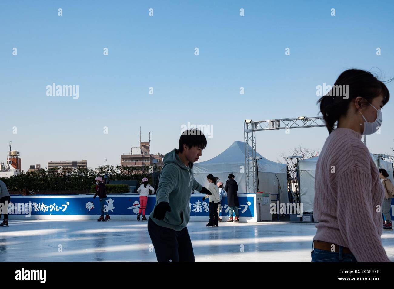 Les gens qui apprécient le patinage à la « Tokyo SKYTREE Town ». Tokyo, Japon. Banque D'Images