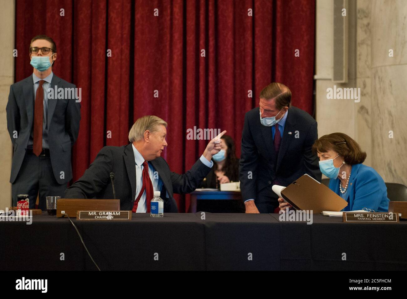 Le sénateur des États-Unis Lindsey Graham (républicain de la Caroline du Sud), président, Commission judiciaire du Sénat américain, à gauche, le sénateur américain Richard Blumenthal (démocrate du Connecticut), au centre, Et la sénatrice américaine Dianne Feinstein (démocrate de Californie), membre du classement de la Commission judiciaire du Sénat américain, à droite, discutant avant la mise en avant par la commission de la « loi de 2020 sur l'élimination de la négligence abusive et endémique des technologies interactives (EGAIN IT) ». Et nominations judiciaires dans l'édifice Russell du Sénat à Capitol Hill, à Washington, DC., le jeudi 2 juillet 2020. Crédit : Rod Lamkey/CNP/MediaPunch Banque D'Images