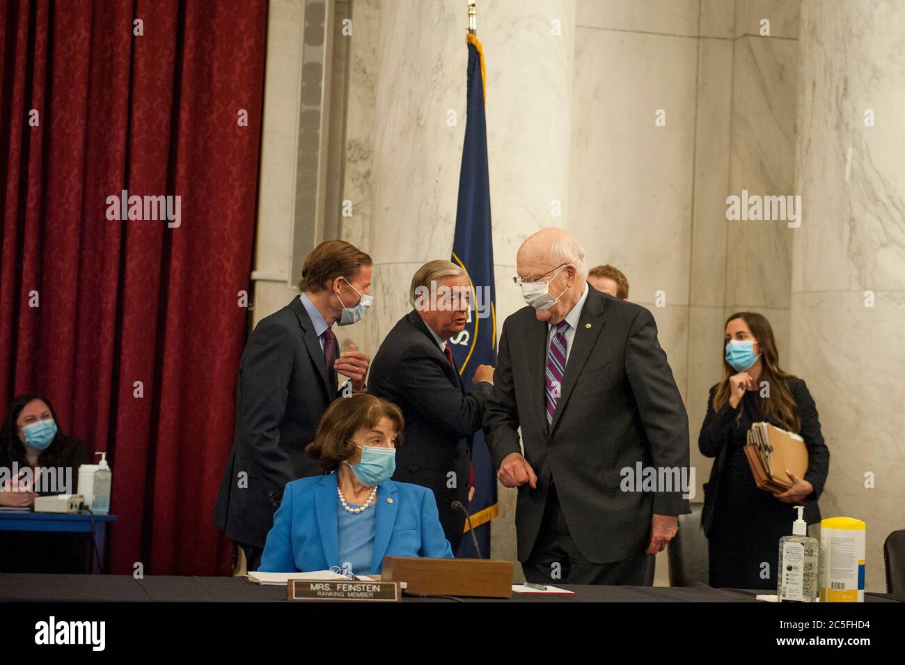 Le sénateur américain Lindsey Graham (républicain de Caroline du Sud), président, Commission judiciaire du Sénat américain, deuxième droite, le sénateur américain Richard Blumenthal (démocrate du Connecticut), gauche, le sénateur américain Dianne Feinstein (démocrate de Californie), membre de rang, Commission judiciaire du Sénat américain, deuxième gauche, Et le sénateur américain Patrick Leahy (démocrate du Vermont), à droite, a eu une discussion avant que la Commission judiciaire du Sénat ne fasse la une des plus récentes propositions de la loi « Averying violence and Nocratie of Interactive technologies (EARN IT) Act of 2020 » et des nominations judiciaires dans le bâtiment du Sénat Russell situé au Capitole de Washingto Banque D'Images