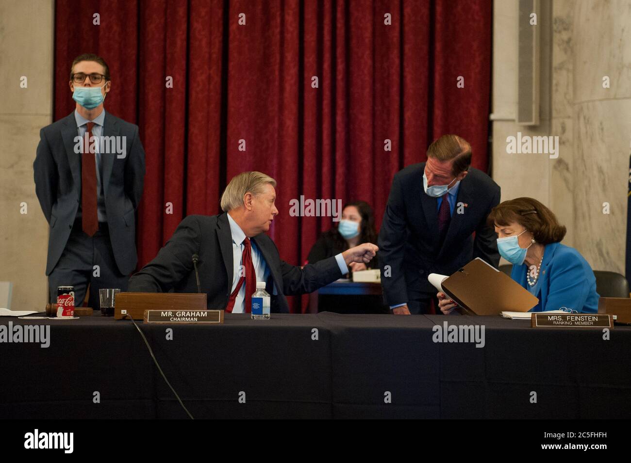 Le sénateur des États-Unis Lindsey Graham (républicain de la Caroline du Sud), président, Commission judiciaire du Sénat américain, à gauche, le sénateur américain Richard Blumenthal (démocrate du Connecticut), au centre, Et la sénatrice américaine Dianne Feinstein (démocrate de Californie), membre du classement de la Commission judiciaire du Sénat américain, à droite, discutant avant la mise en avant par la commission de la « loi de 2020 sur l'élimination de la négligence abusive et endémique des technologies interactives (EGAIN IT) ». Et nominations judiciaires dans l'édifice Russell du Sénat à Capitol Hill, à Washington, DC., le jeudi 2 juillet 2020. Crédit : Rod Lamkey/CNP/MediaPunch Banque D'Images