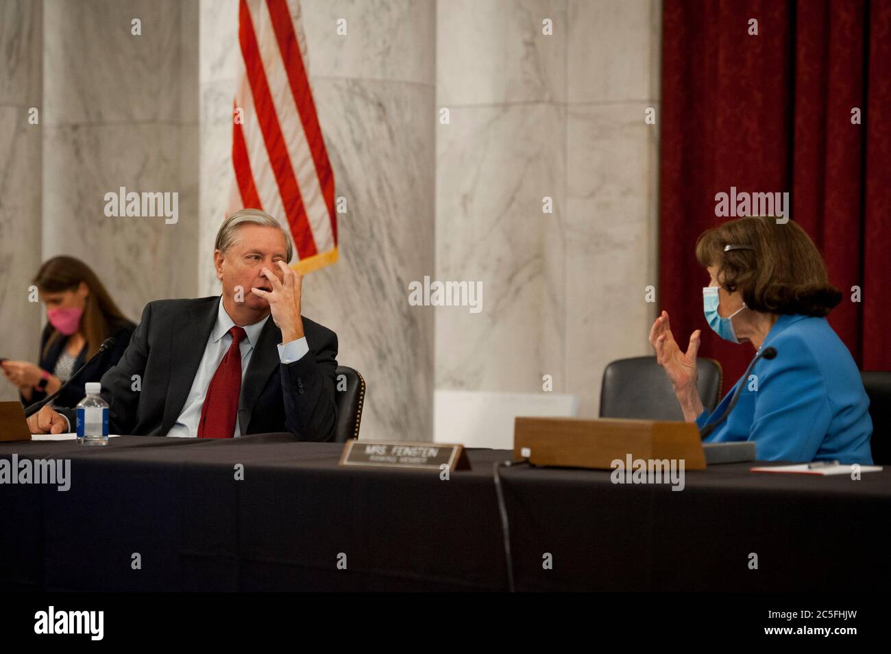 Le sénateur des États-Unis Lindsey Graham (républicain de Caroline du Sud), président, Commission judiciaire du Sénat américain, à gauche, Et le sénateur américain Dianne Feinstein (démocrate de Californie), membre du comité judiciaire du Sénat américain, s'est entretenu avant que le comité ne se soit fait une proposition de la loi de 2020 sur l'élimination de la négligence abusive et généralisée des technologies interactives (EGAIN IT). Et nominations judiciaires dans l'édifice Russell du Sénat à Capitol Hill, à Washington, DC., le jeudi 2 juillet 2020. Crédit : Rod Lamkey/CNP/MediaPunch Banque D'Images