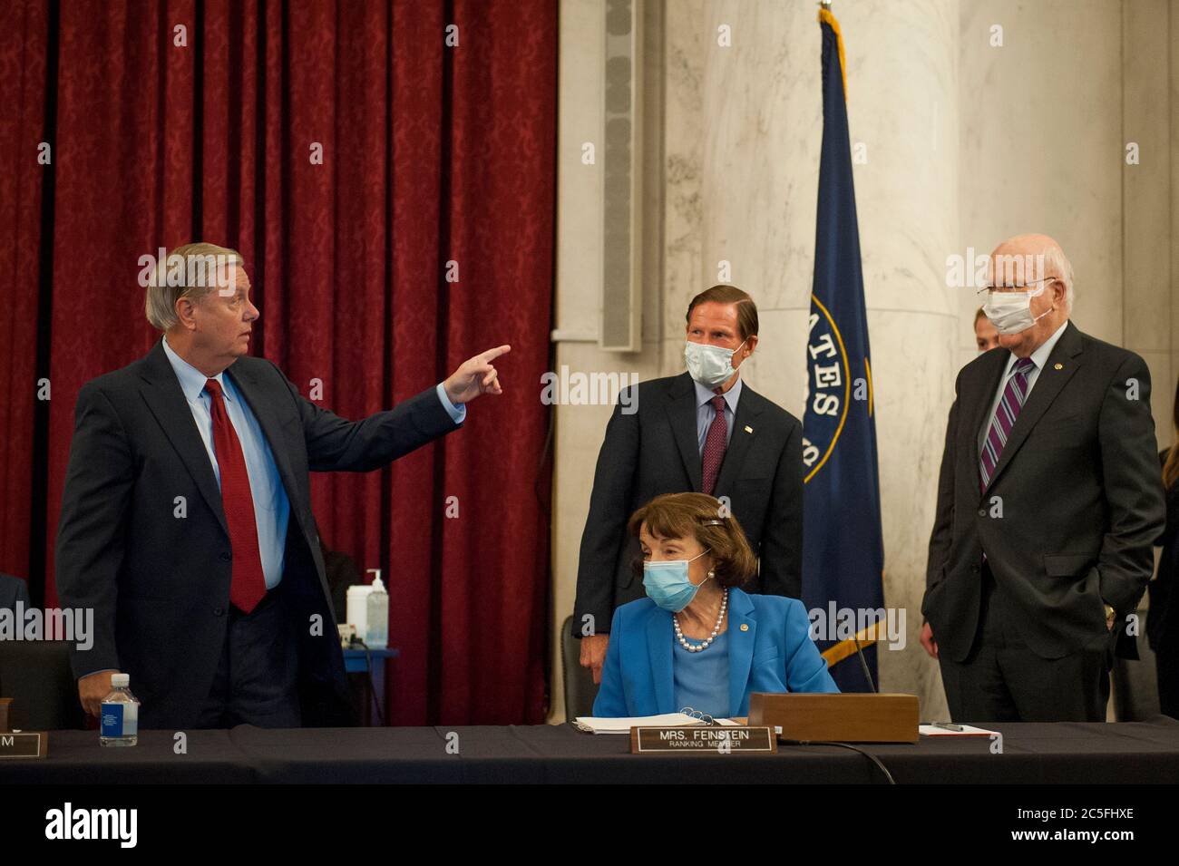 Le sénateur américain Lindsey Graham (républicain de Caroline du Sud), président, Commission judiciaire du Sénat américain, à gauche, le sénateur américain Richard Blumenthal (démocrate du Connecticut), à gauche, le sénateur américain Dianne Feinstein (démocrate de Californie), membre de rang, Commission judiciaire du Sénat américain, au centre, Et le sénateur américain Patrick Leahy (démocrate du Vermont), à droite, a eu une discussion avant que la Commission judiciaire du Sénat ne fasse la une des révélations de la loi « Averyous and ingangly HARNY of Interactive technologies (EARN IT) Act de 2020 » et des nominations judiciaires dans le bâtiment du Sénat Russell à Capitol Hill à Washington, DC Banque D'Images