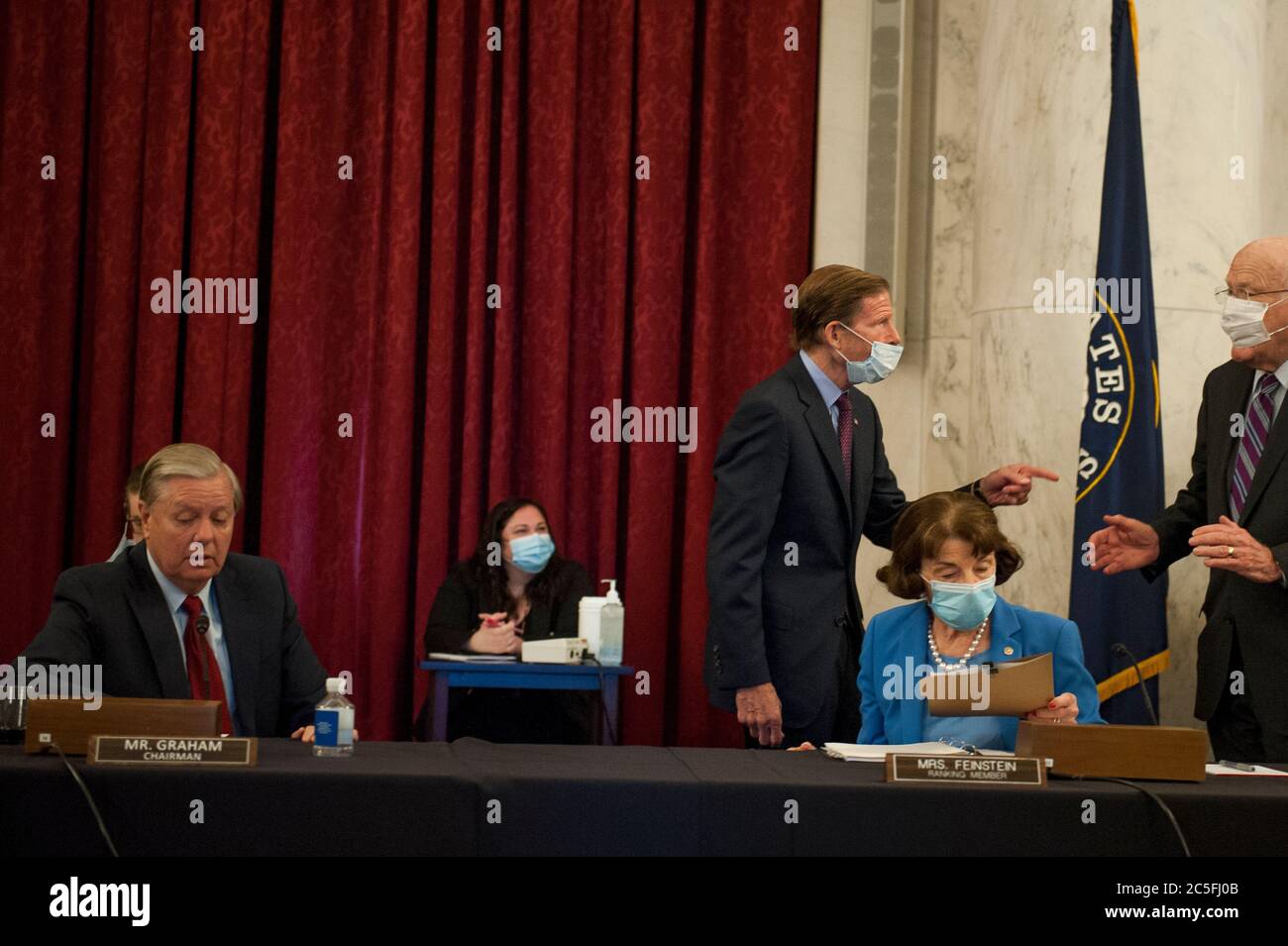 Le sénateur américain Lindsey Graham (républicain de Caroline du Sud), président, Commission judiciaire du Sénat américain, à gauche, le sénateur américain Richard Blumenthal (démocrate du Connecticut), à gauche, le sénateur américain Dianne Feinstein (démocrate de Californie), membre de rang, Commission judiciaire du Sénat américain, au centre, Et le sénateur américain Patrick Leahy (démocrate du Vermont), à droite, a eu une discussion avant que la Commission judiciaire du Sénat ne fasse la une des révélations de la loi « Averyous and ingangly HARNY of Interactive technologies (EARN IT) Act de 2020 » et des nominations judiciaires dans le bâtiment du Sénat Russell à Capitol Hill à Washington, DC Banque D'Images
