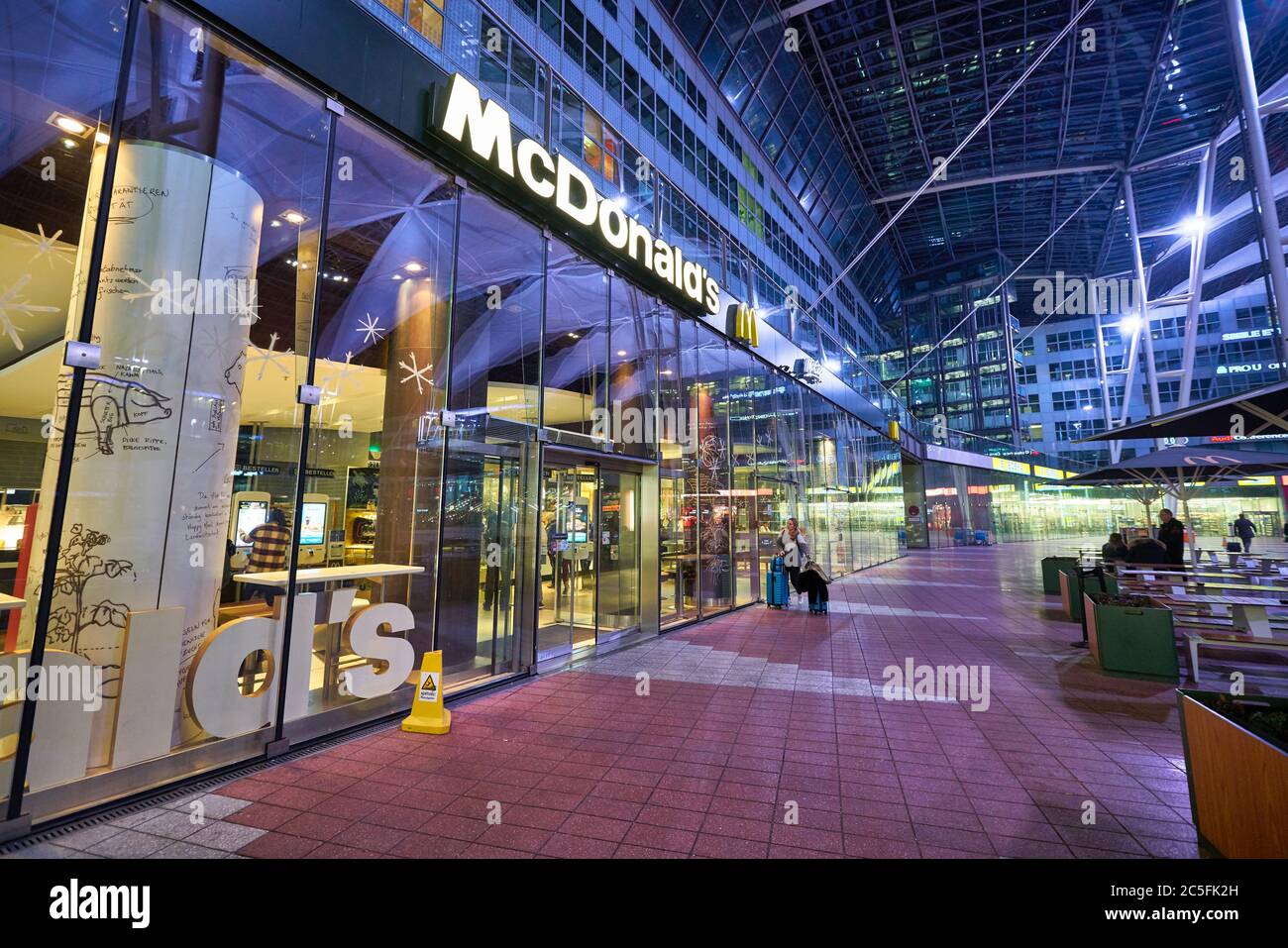 MUNICH, ALLEMAGNE - VERS JANVIER 2020 : entrée au restaurant McDonald's de l'aéroport de Munich dans la soirée. Banque D'Images