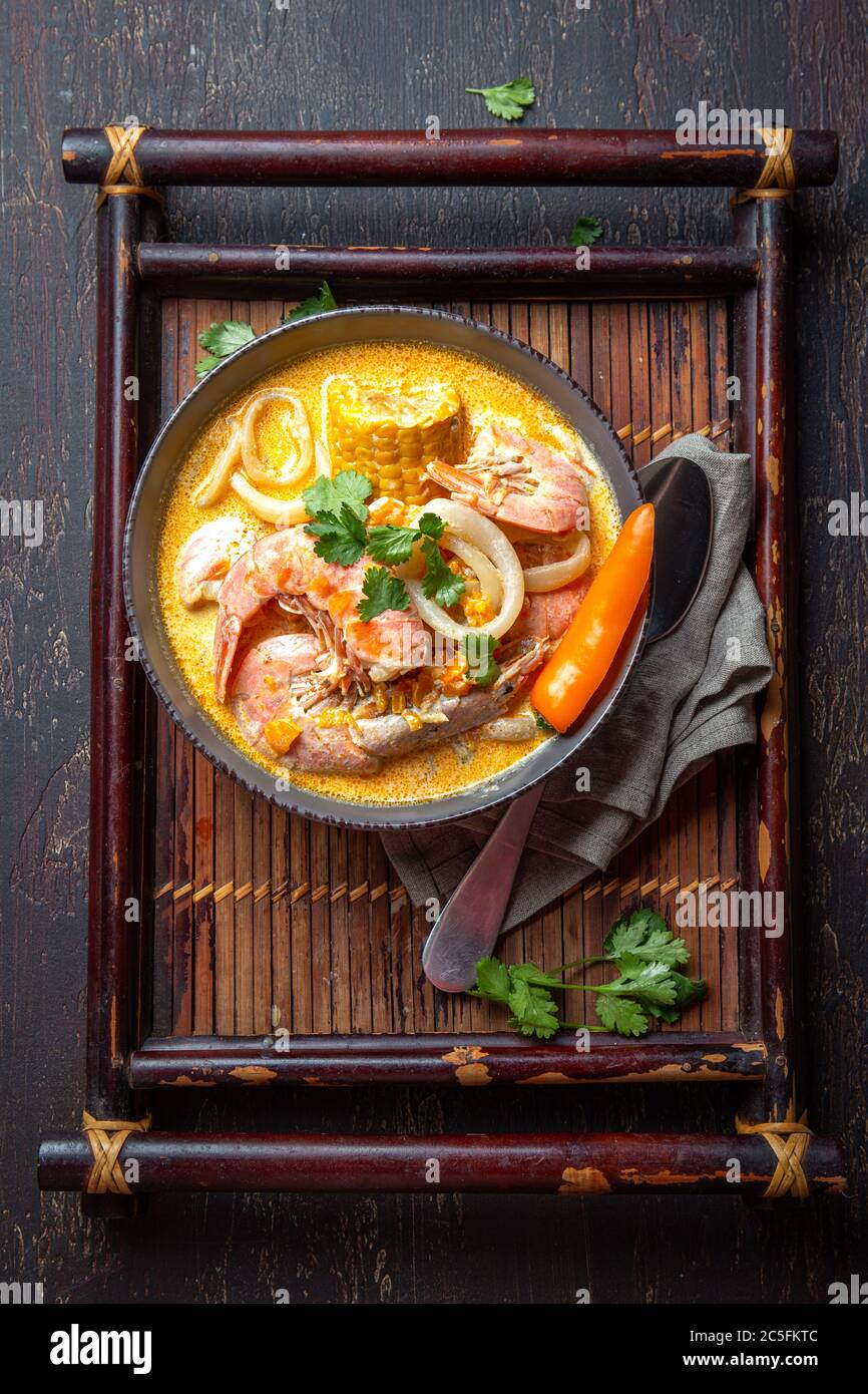 Soupe de fruits de mer péruvienne Le Chupe de Camarones en gris bol, vue d'en haut Banque D'Images