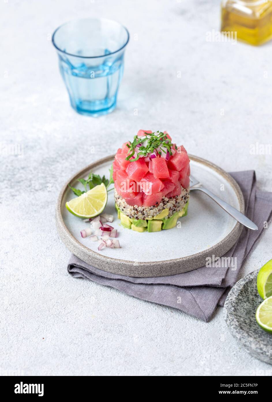Tartare de thon tartare avec avocat et quinoa. Présentation gastronomique avec anneau culinaire sur plaque de wite Banque D'Images